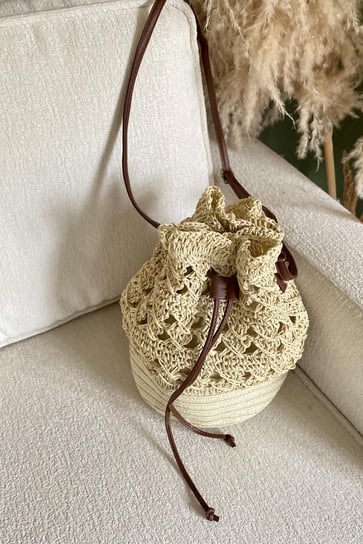 Doğal hasırdan örülmüş bohem tarz kadın sırt çantası – RusticLoop model
